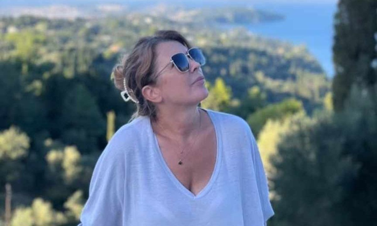 Σοφία Αλιμπέρτη: Τα φθινοπωρινά looks της στην Κέρκυρα