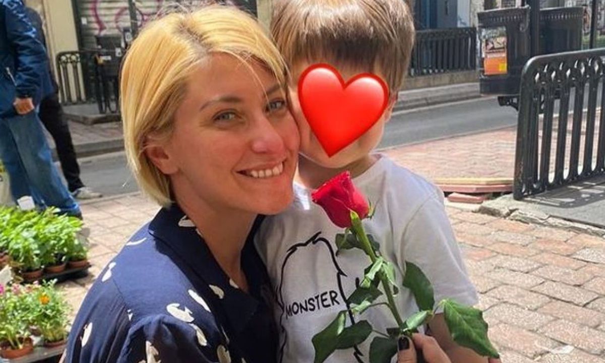 Η αγκαλιά Κοσιώνη-Μπακογιάννη στο πάρτι-έκπληξη για τον γιο τους