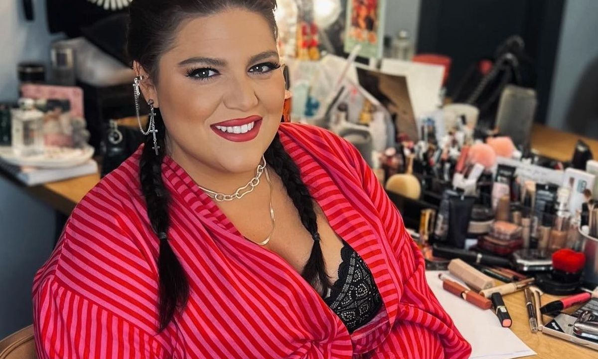 Η Δανάη Μπάρκα είναι τόσο cool με τον γάμο τρολάροντας τη γιαγιά της