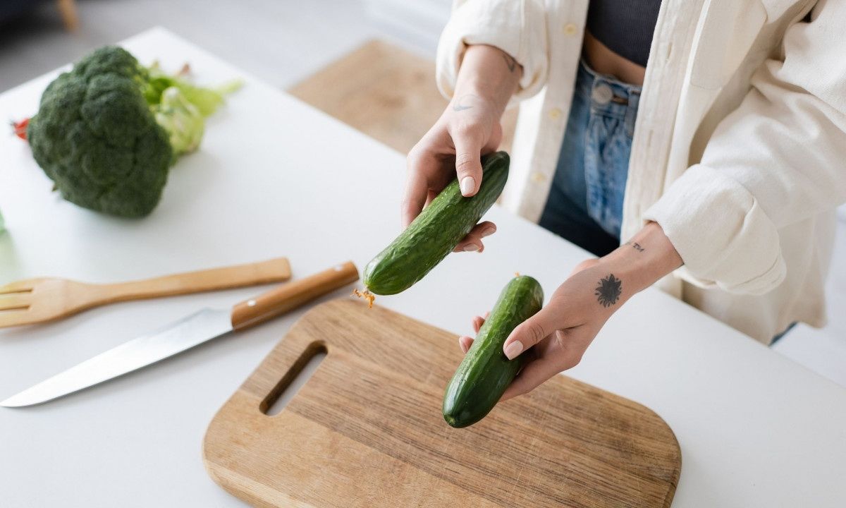 Το tip για να μην μαραθούν τα αγγούρια στο ψυγείο