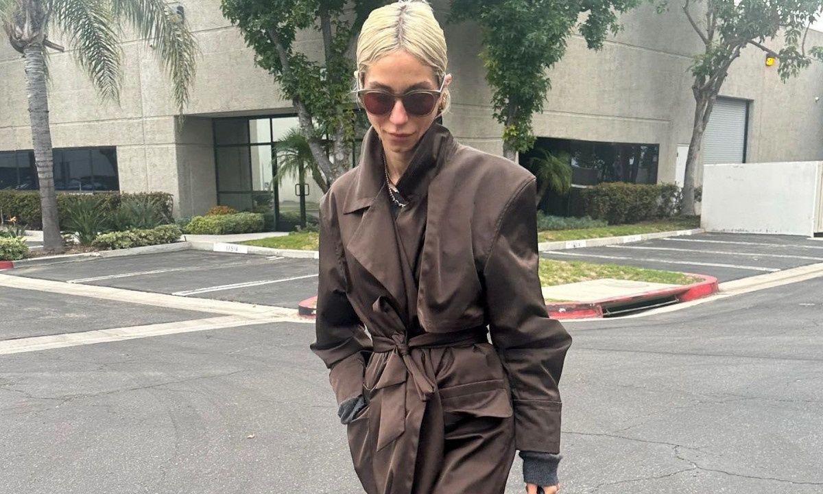 Η Σοφία Καρβέλα φόρεσε το πιο must πανωφόρι της χειμώνα