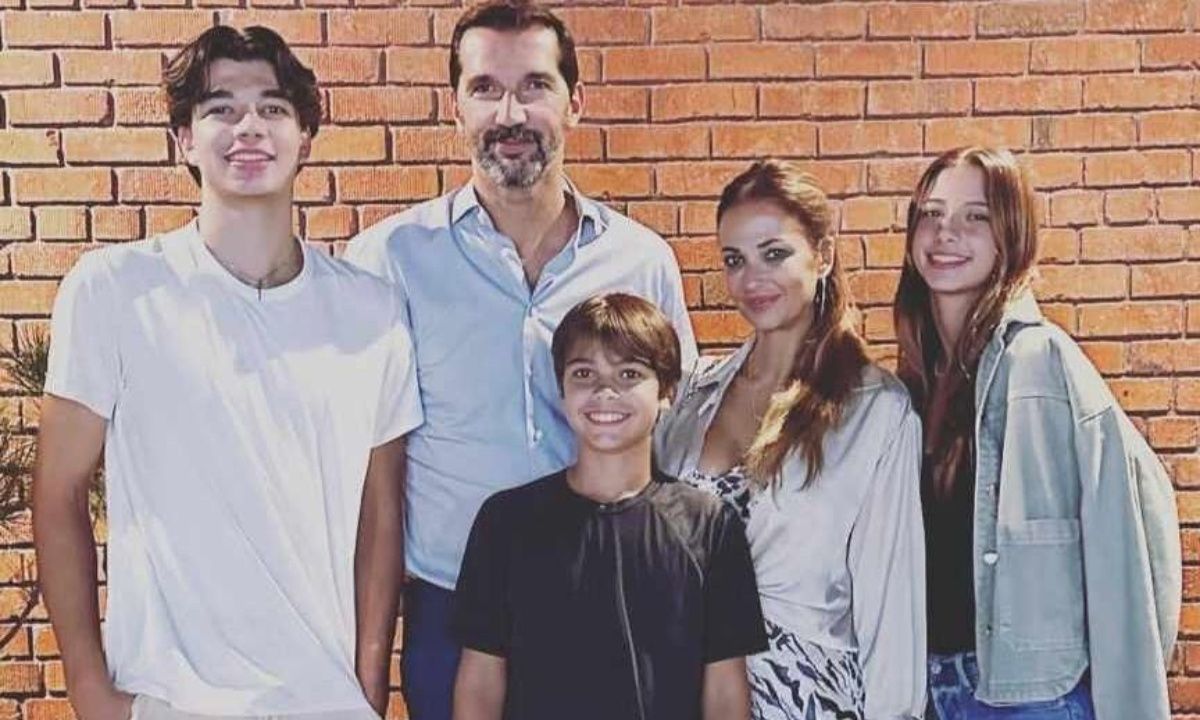 Η Αλέκα Καμηλά με νέο hair look μαζί με την πανύψηλη 17χρονη κόρη της στον χορό της αποφοίτησής της