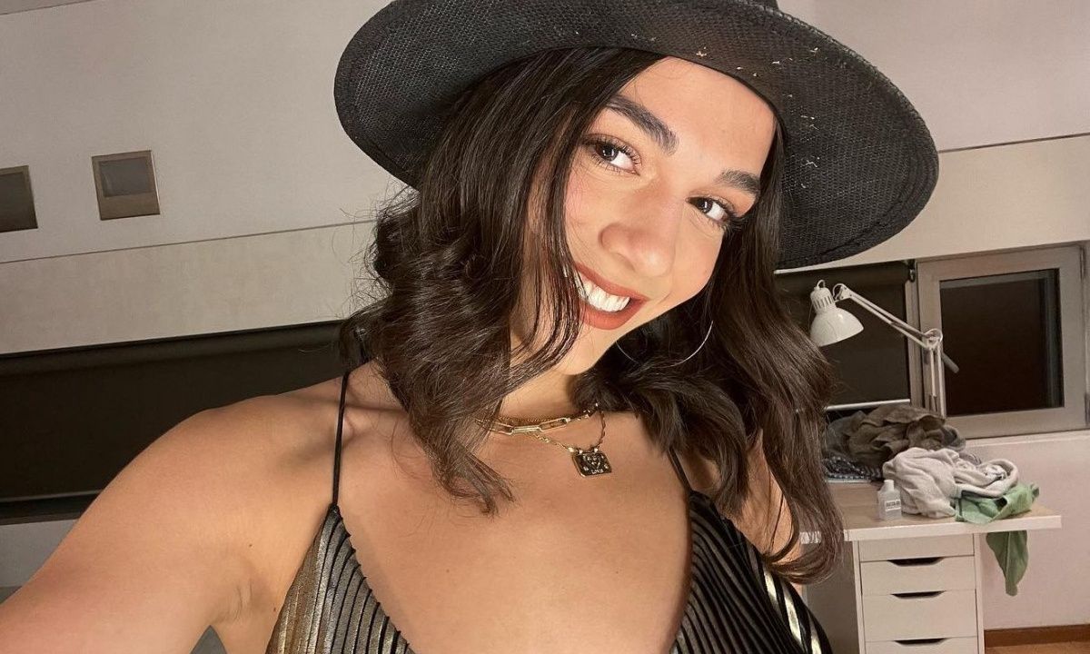 H Μελίνα Νικολαΐδη μάς έδειξε το νέο της σπίτι στην Αγγλία φορώντας το ωραιότερο red look