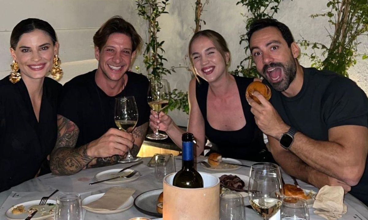 Μπόμπα - Εξαρχοπούλου με παρόμοια σέξι looks σε έξοδο με τους αγαπημένους τους