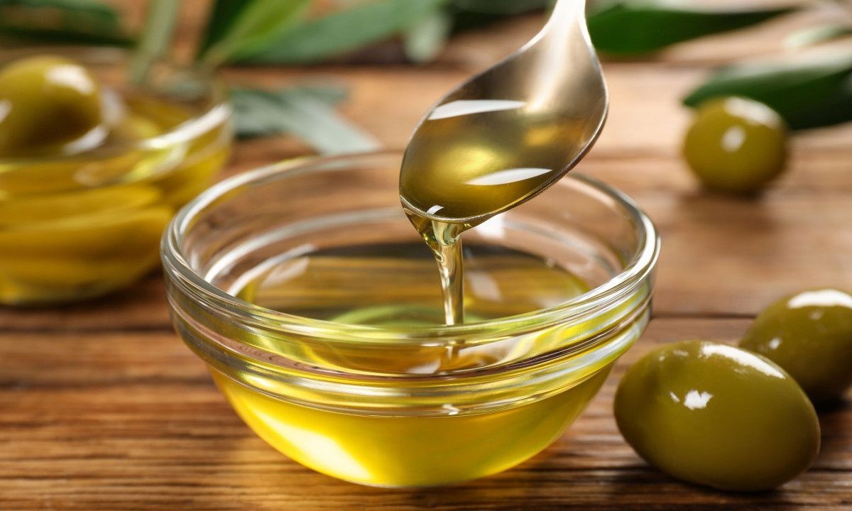 Πώς να αφαιρέσετε τον λεκέ λαδιού από τον τοίχο