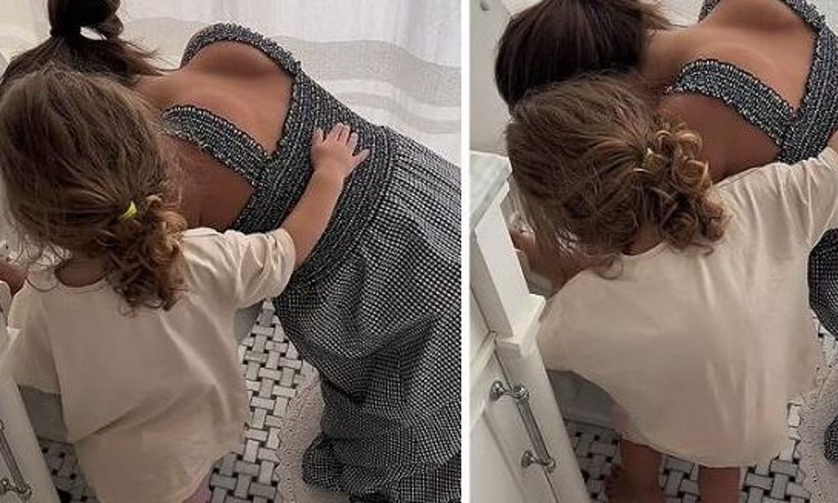 Κοριτσάκι παρηγορεί τη μαμά του που δεν αισθάνεται καλά