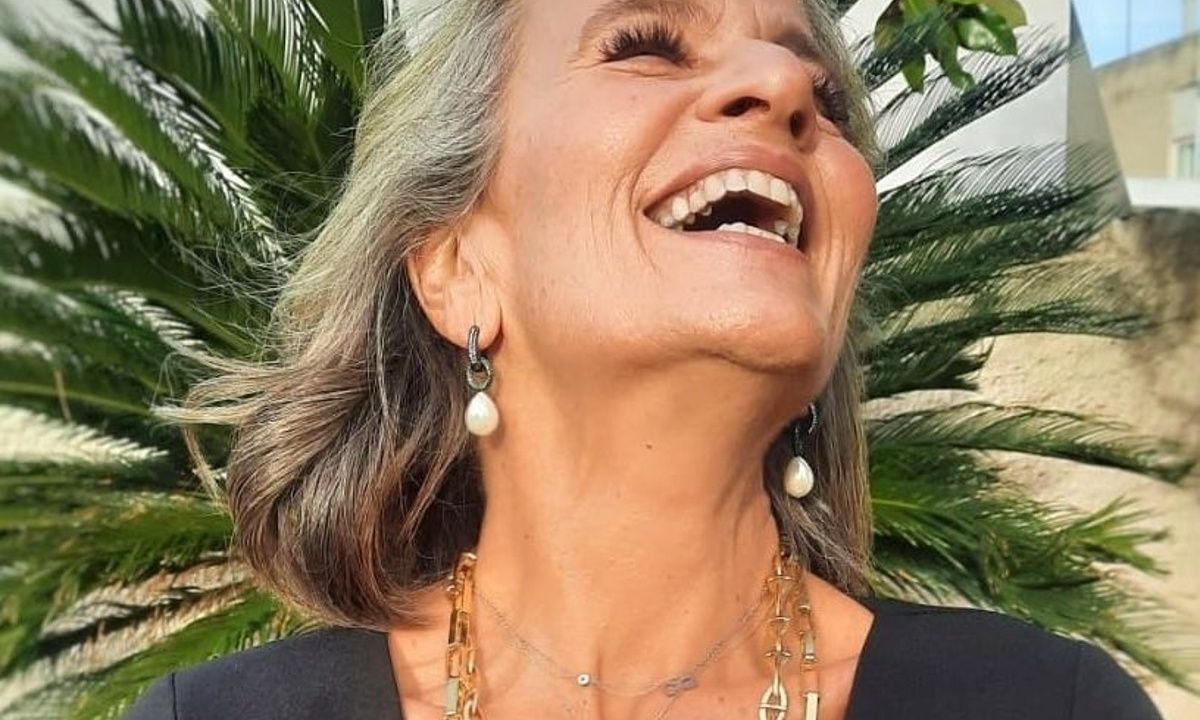 Στα 61 της, με μίνι φουστα και άψογο στυλ η Λουκία Παπαδάκη