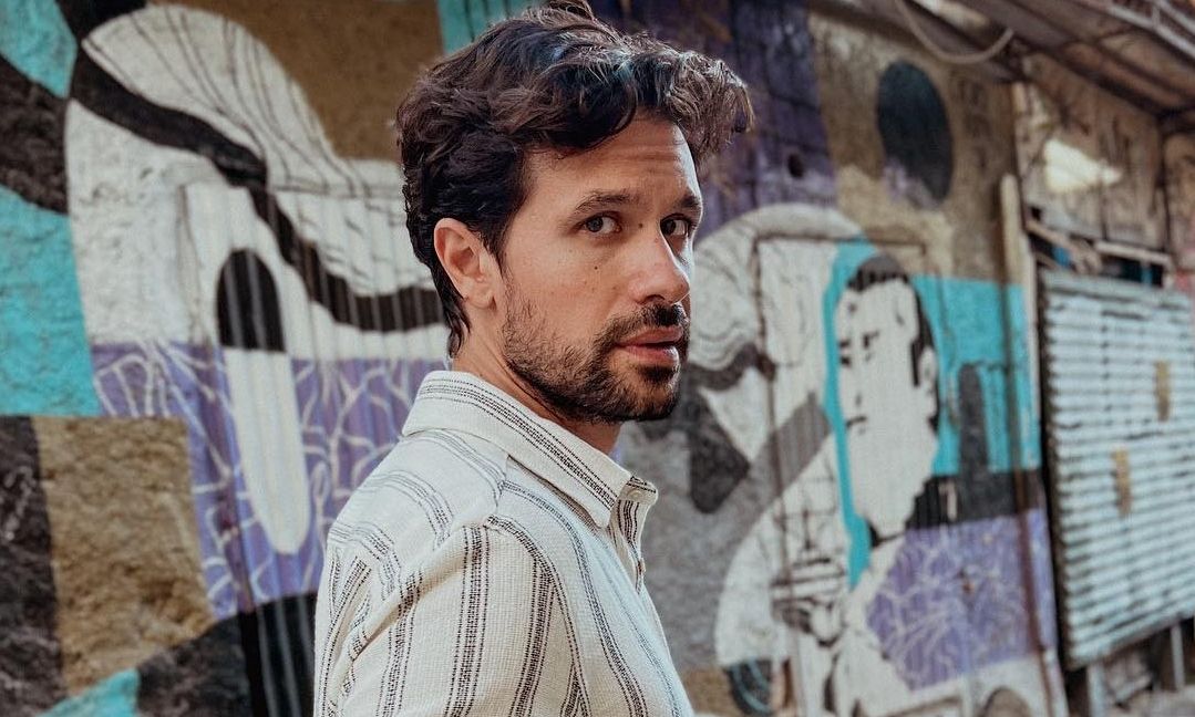 Ο Αυγουστίδης παίζει στο θέατρο τον άσχημο & δηλώνει: «Δεν νιώθω όμορφος, νιώθω φυσιολογικός»