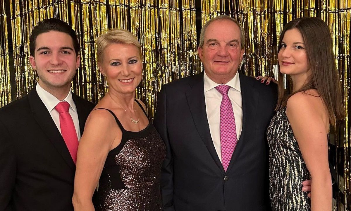 Παζαΐτη: Eπίσημη έξοδος με τον Καραμανλή,1 χρόνο μετά το θεατρικό της ντεμπούτο & το κοινό στα looks