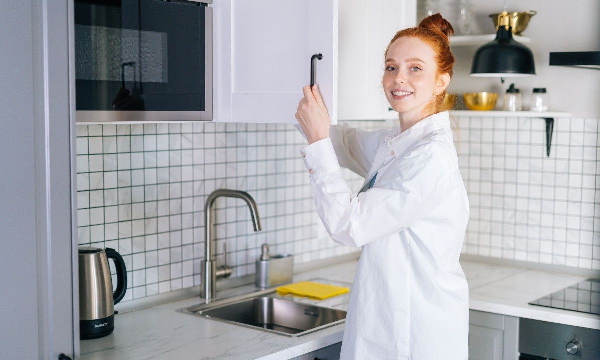 5 λάθη που κάνετε όταν καθαρίζετε τα ντουλάπια της κουζίνας