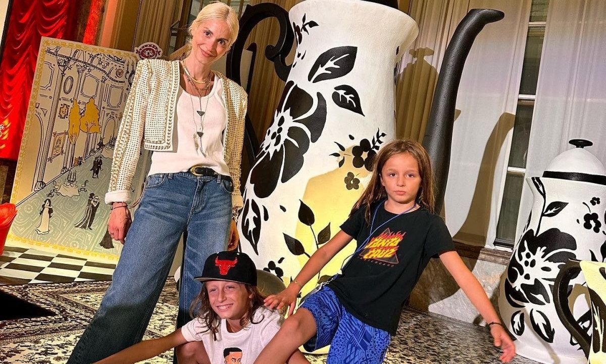 Σοφία Καρβέλα: Οι αναρτήσεις με τους γιους της από την Αμερική