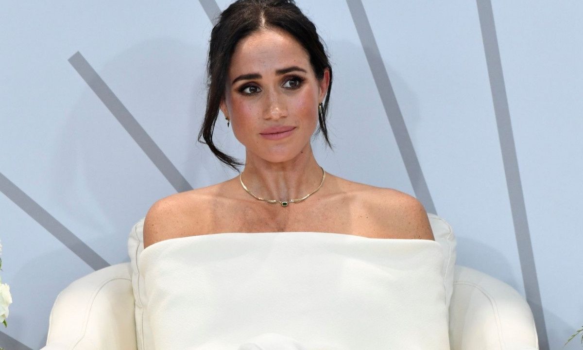 Η Meghan Markle φόρεσε την royal κόκκινη καρφίτσα στο look της