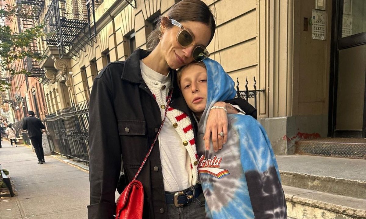 Η Σοφία Καρβέλα έχει αγάπη για τους γιους και τη μόδα