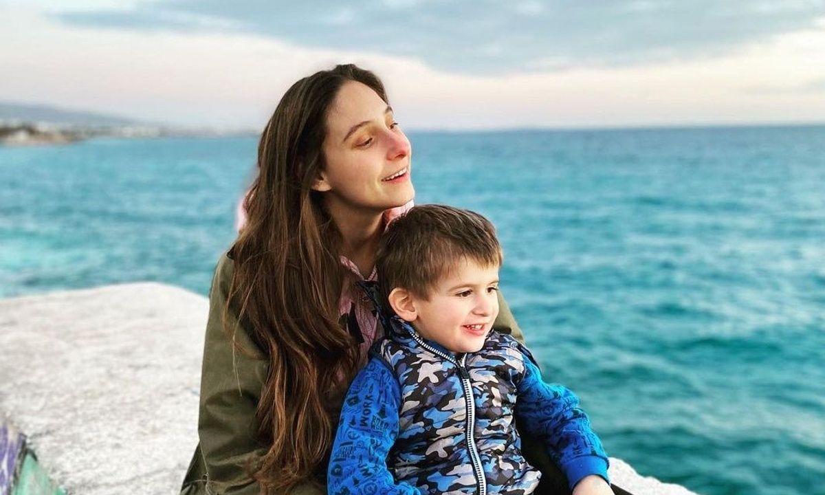 Φωτεινή Αθερίδου: Στόλισε το δέντρο με τη βοήθεια του γιου της