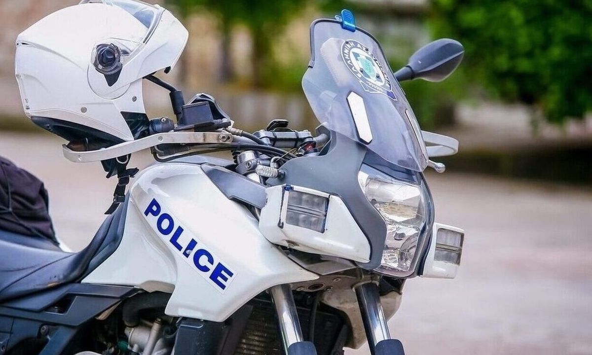 Παραπονέθηκε για ποσό που χρεώθηκε και άρπαξε τα χρήματα από το ταμείο