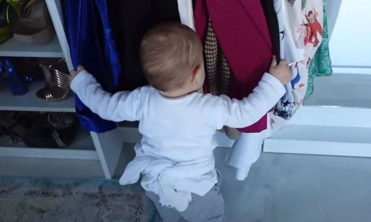 Στο βίντεο μετακόμισης της Μαίρης Συνατσάκη, η Ολίβια το διαβατήριο και η Οικονομάκου είναι stars