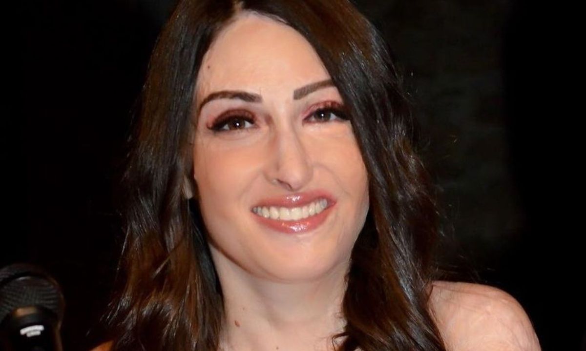 Η Ιωάννα Παλιοσπύρου με εντυπωσιακό maxi ροζ φόρεμα στη γιορτή για τη λειτουργία του ιδρύματός της