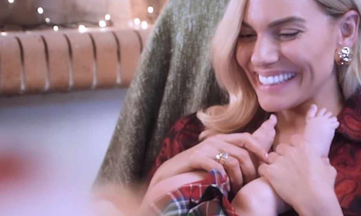 Ιωάννα Μαλέσκου: Με χριστουγεννιάτικη διάθεση και την κόρη της (vid)