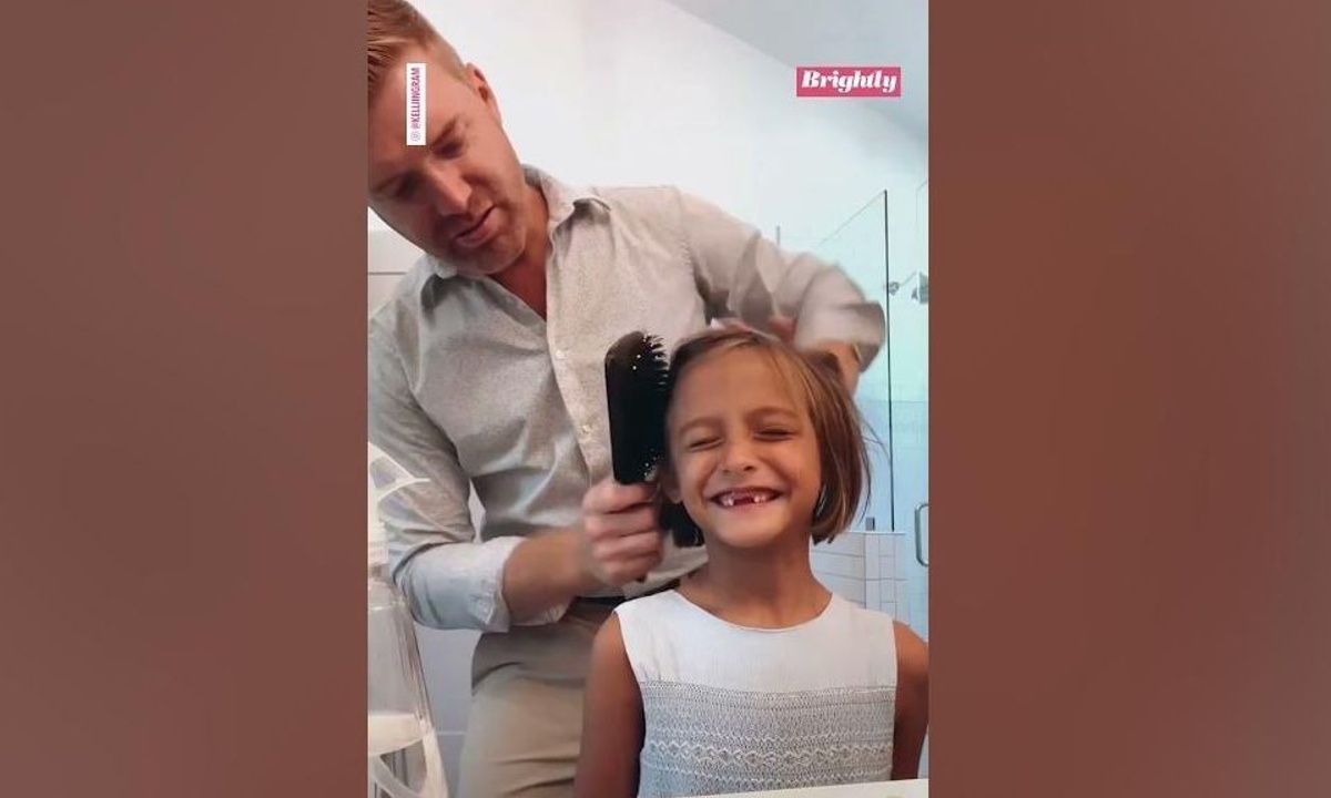 Μπαμπάς χτενίζει τα 8 παιδιά του - To viral video