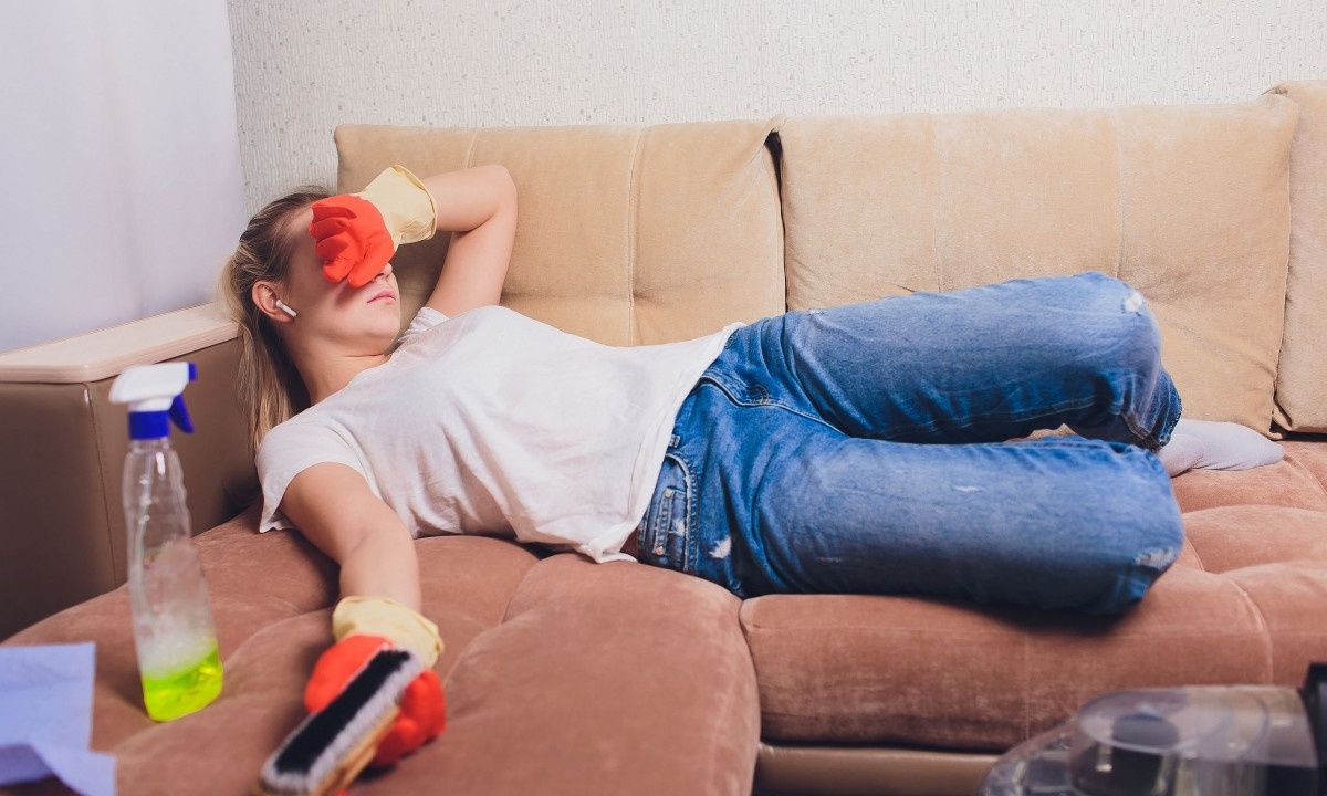 To TikTok hack για να καθαρίσετε τον καναπέ σας