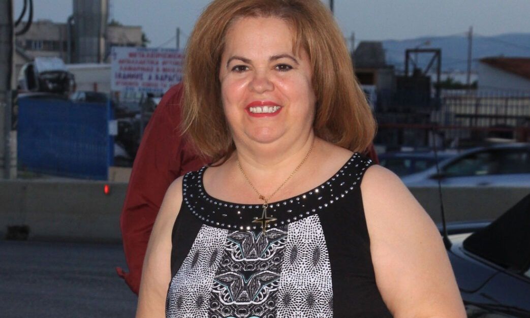 Απίστευτο σκηνικό σε πανηγύρι! Ιερέας ανέβηκε στην πίστα, έκοψε καρπούζι στην Έφη Θώδη & έγινε viral