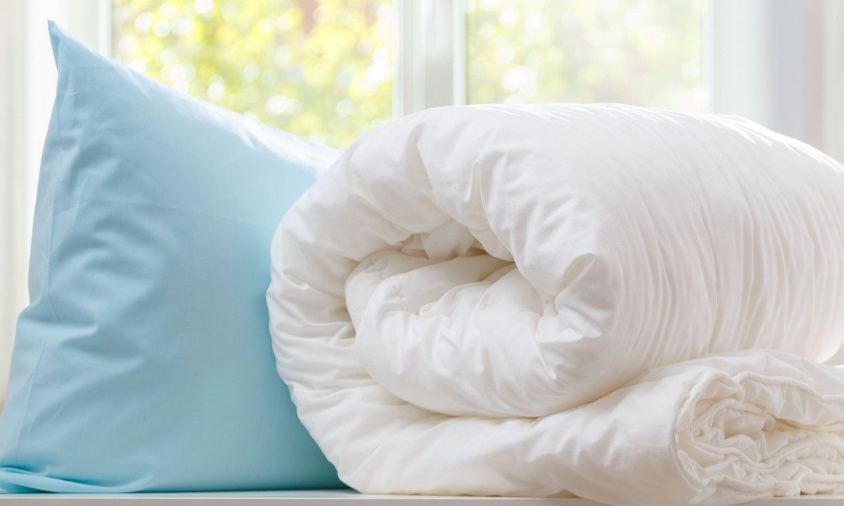 Πώς να πλύνετε το βρώμικο πάπλωμα αν δεν χωράει στο πλυντήριο