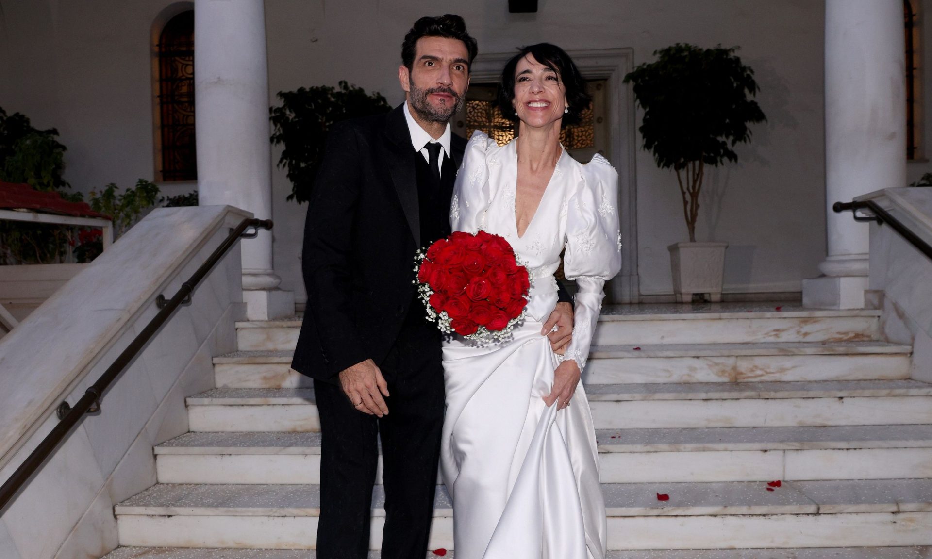 Κουρής – Τοπαλίδου: Το παραμυθένιο νυφικό, το γουνάκι και η αναχώρηση από την εκκλησία