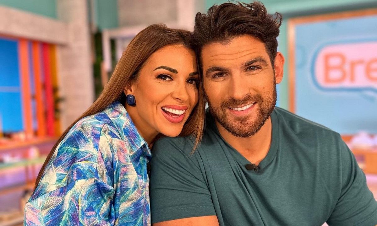 Ελένη Χατζίδου: Με χριστουγεννιάτικο look η Μελίτα στη σχολική γιορτή