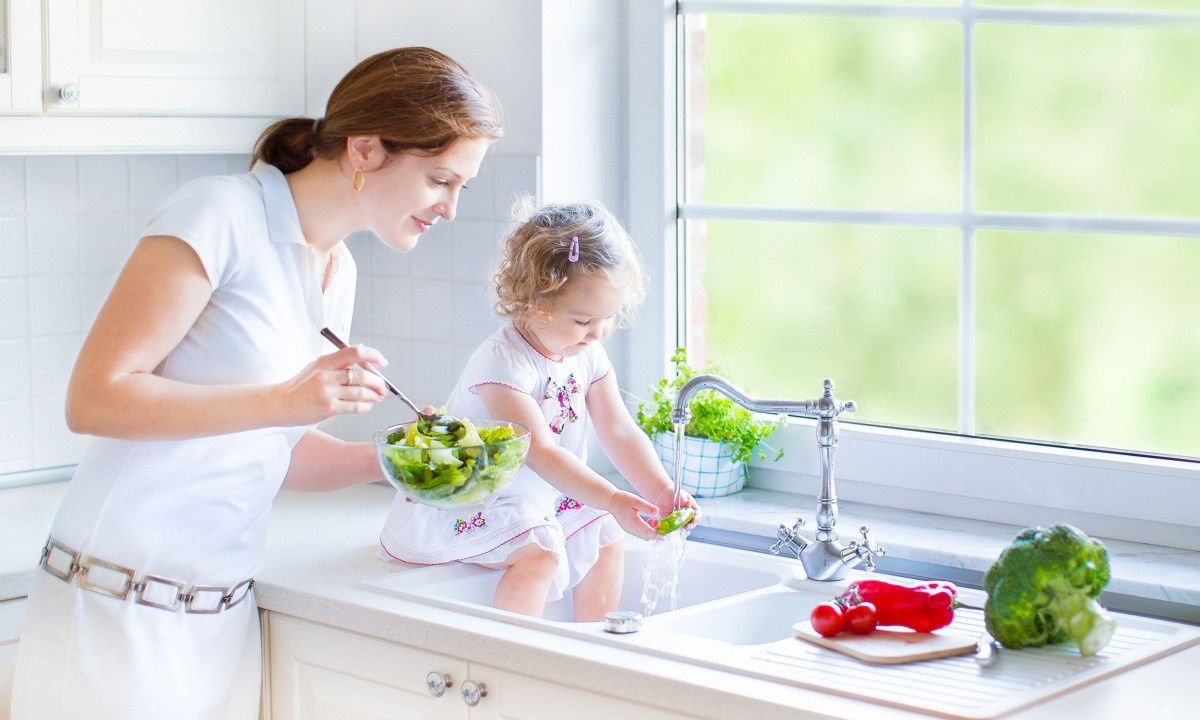 Πώς θα πλύνεις και θα στεγνώσεις τα μαρούλια για τη σαλάτα