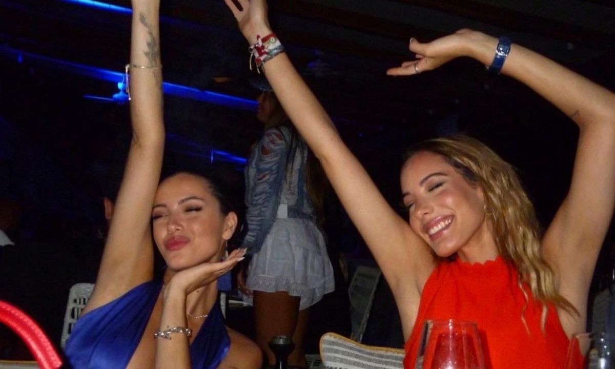 Η Νεφέλη Λιβιεράτου έβαλε το πιο hot διάφανο χρυσό φόρεμα και η αδερφή της την αποθέωσε με 2 λέξεις