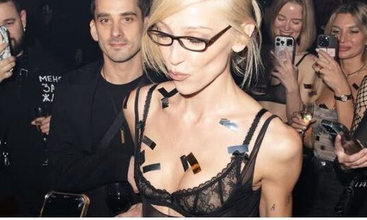 Ρωσία: Σάλος με το «σχεδόν γυμνό» πάρτι διασήμων στη Μόσχα