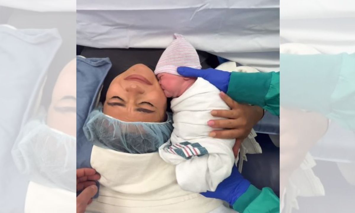 Νεογέννητο σταματά το κλάμα μόλις βρέθηκε δίπλα στη μαμά του