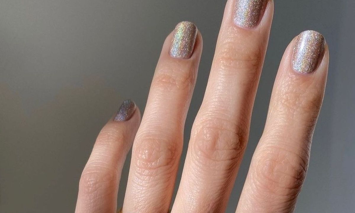 6 glitter nails για να κάνεις μόνη σου το festive manicure