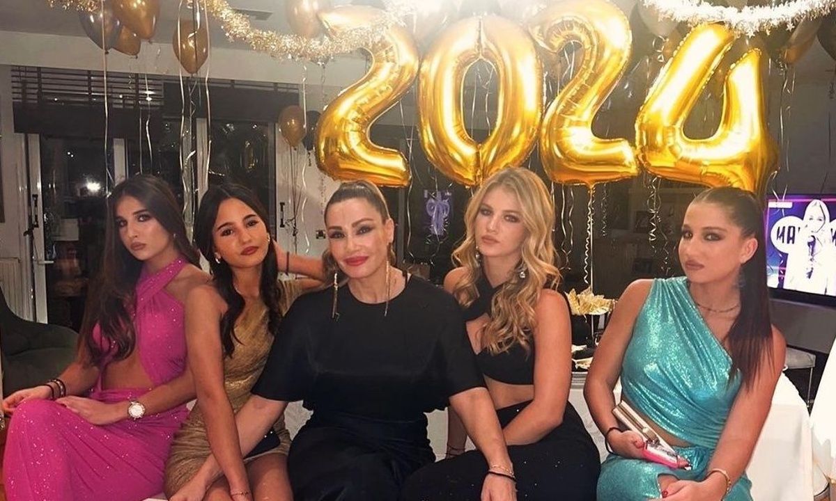 Η φωτογραφία της Πετρουλάκη με τις κόρες της και η απουσία του Ivic