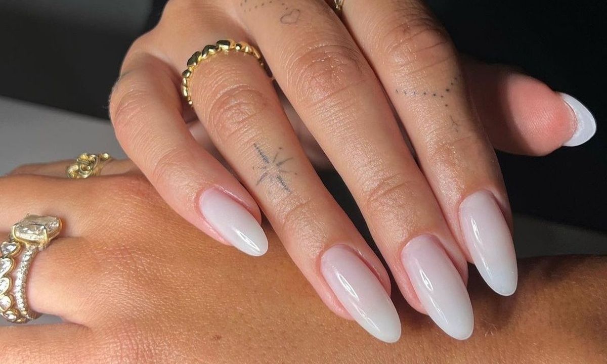 7 manicure με το πιο chic χρώμα που κάνει τα νύχια μακριά