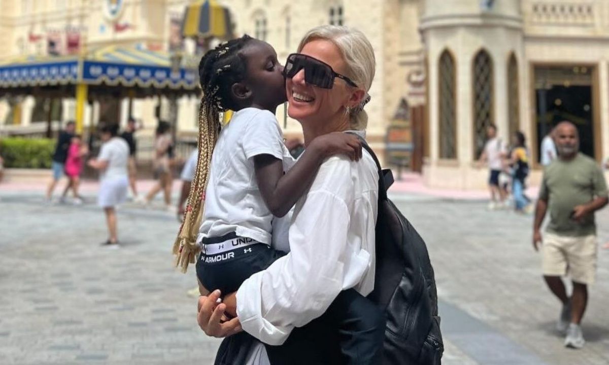 Χριστίνα Κοντοβά: Έκοψε την πρωτοχρονιάτικη πίτα μαζί με την κόρη της