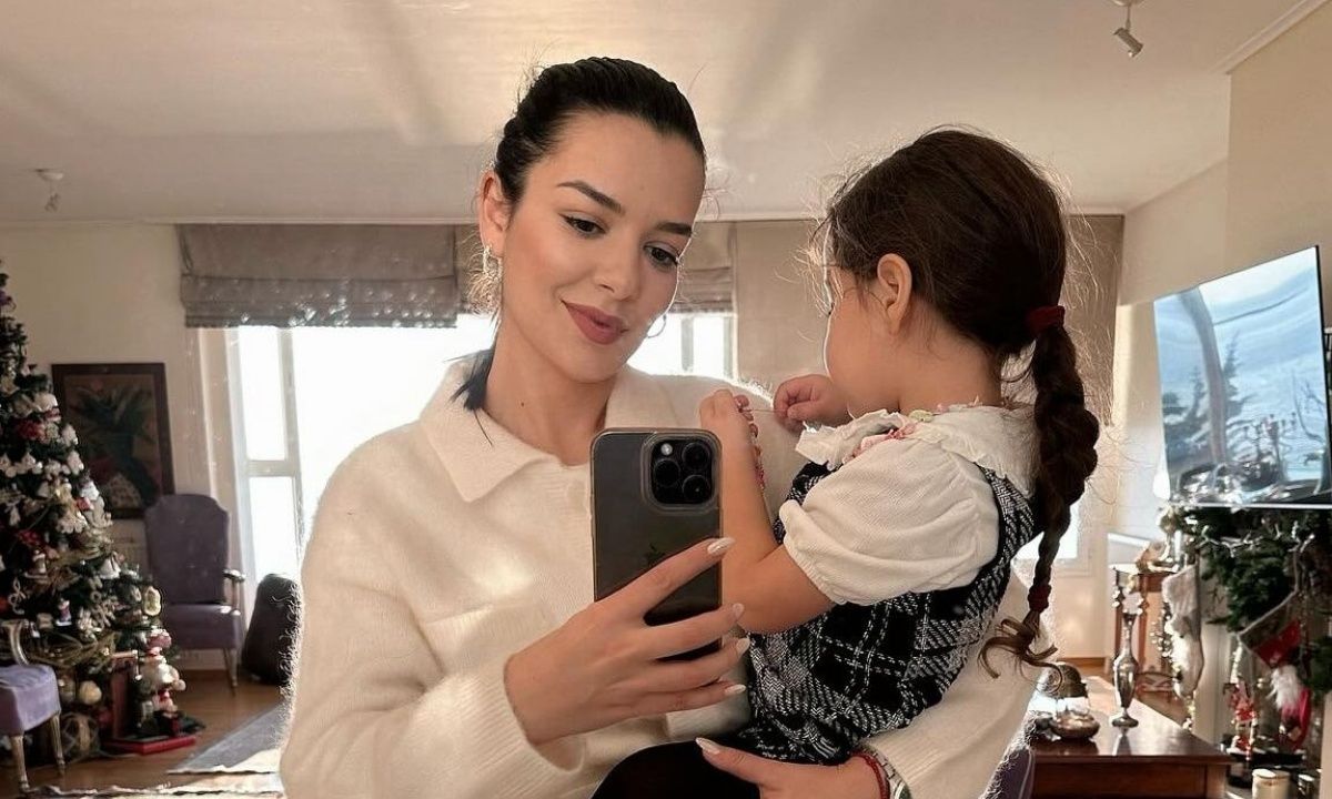 Νικολέττα Ράλλη: Το hack της μαμάς της με τα πιτζαμάκια στο καλοριφέρ