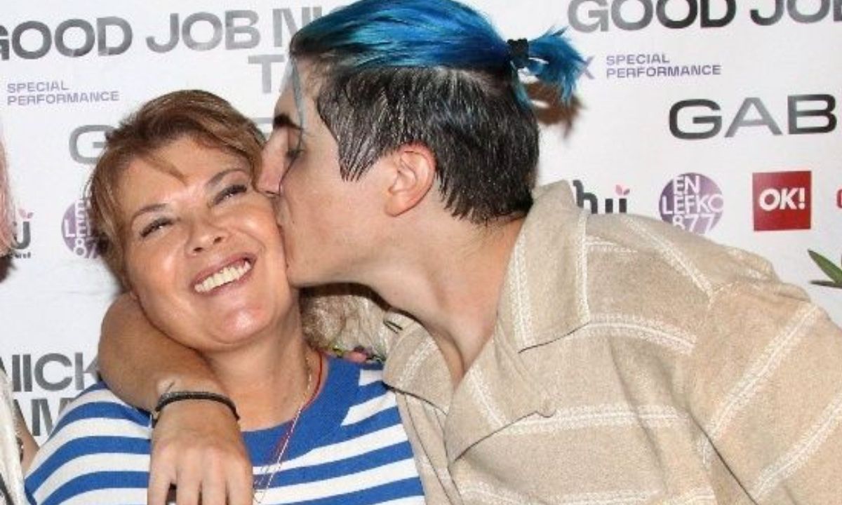 Tα σχόλια για την εμφάνιση της Σοφίας Αλιμπέρτη στο βίντεο που μαγειρεύει ο γιος της