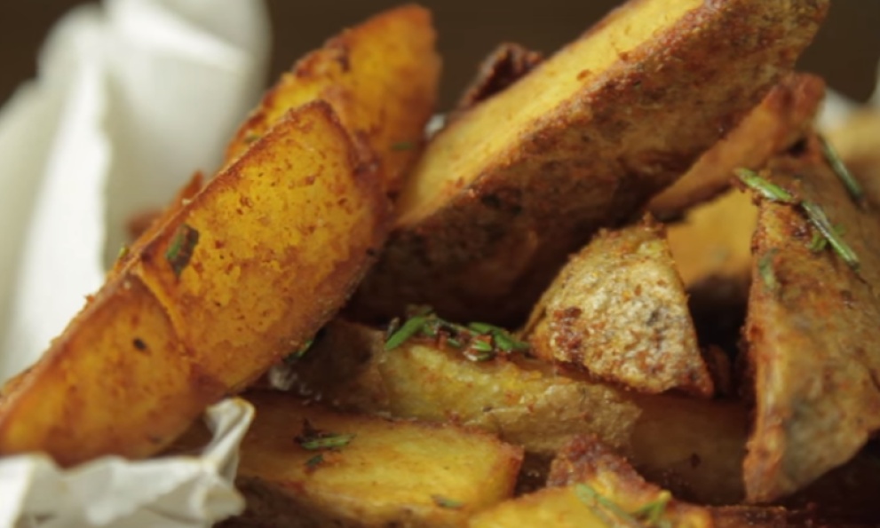 Τηγανητές πατάτες φούρνου από τον Άκη Πετρετζίκη!