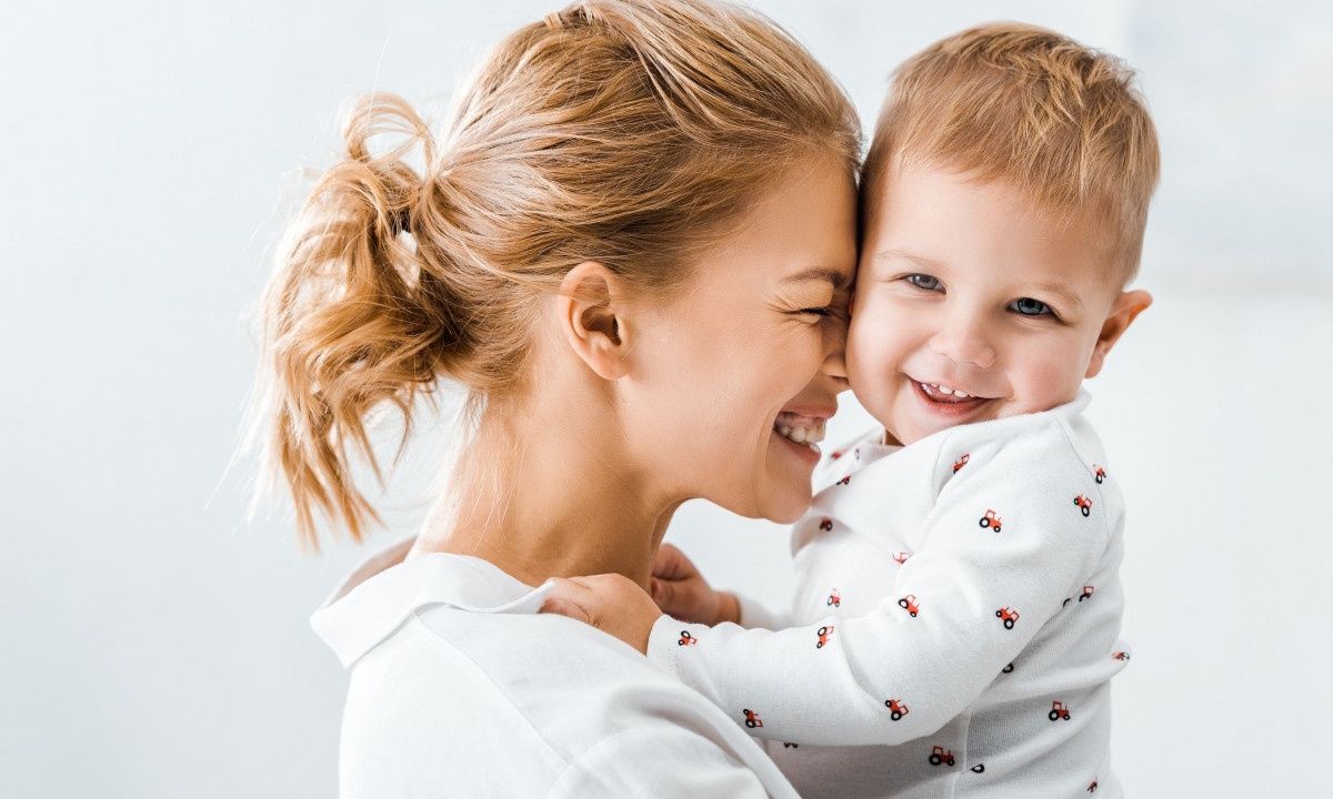 Σαν την αγκαλιά της μάνας δεν έχει