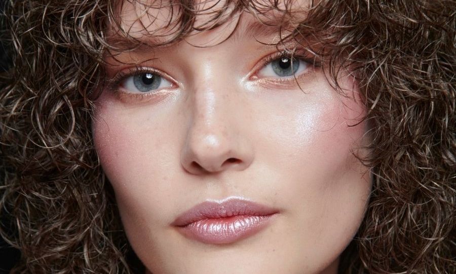 Frosted Lips: Το απόλυτο γιορτινό look που θα αντιγράψεις με 3 κινήσεις και ένα star προϊόν