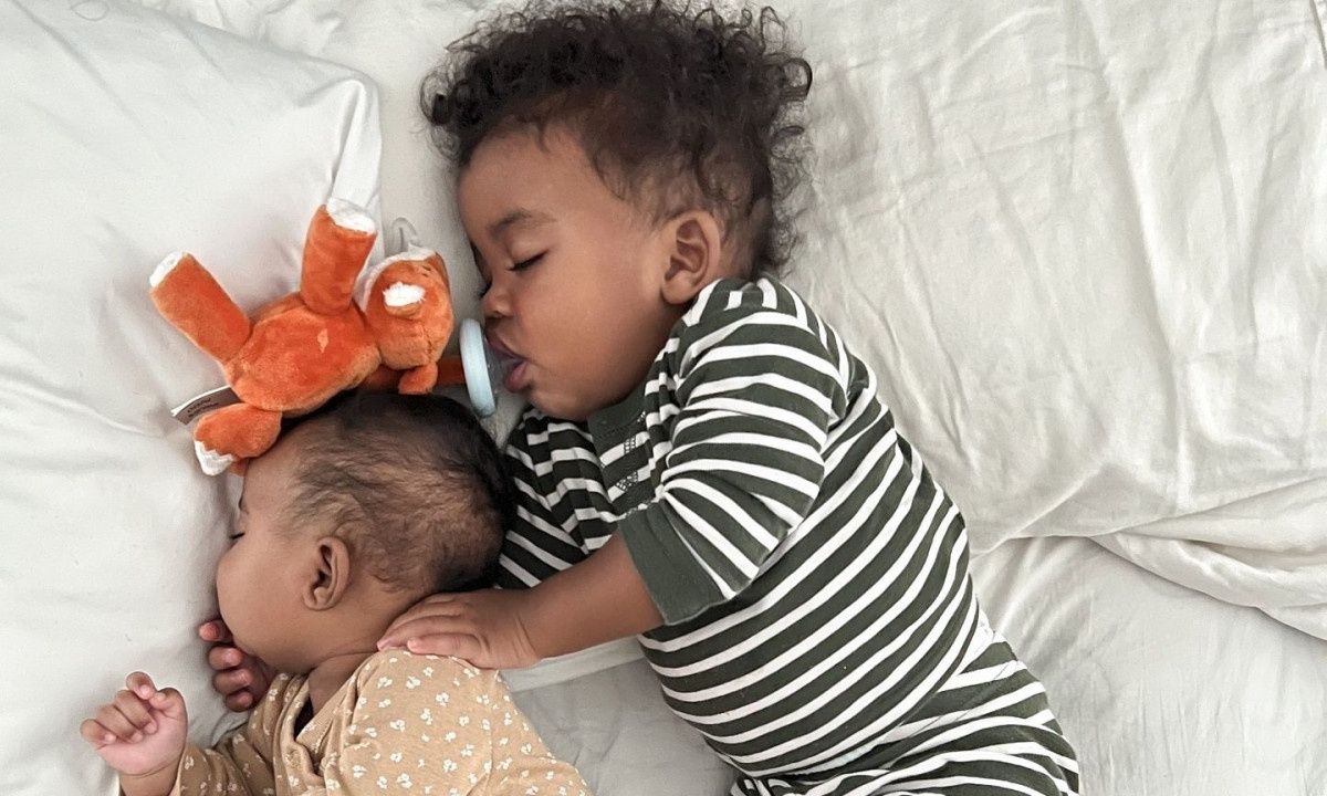 Τρίχρονος νανουρίζει την αδερφούλα του στον μάρσιπο