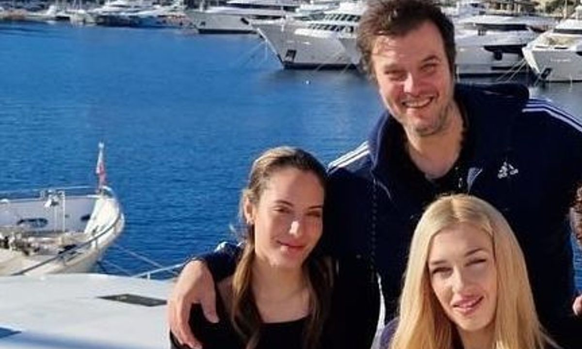 Λάμπης Λιβιεράτος: Η κατά 24 χρόνια νεότερη σύντροφός του και η άψογη σχέση με τις κόρες του (pics)