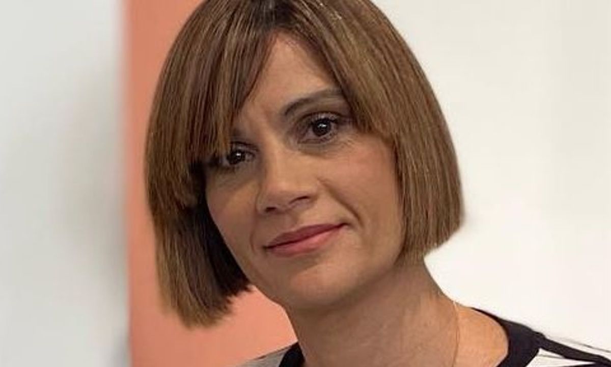 27 χρόνια μετά του «Ψίθυρους»: Με νέο κούρεμα και πιο ανοιχτά μαλλιά από ποτέ η Παπαχαραλάμπους