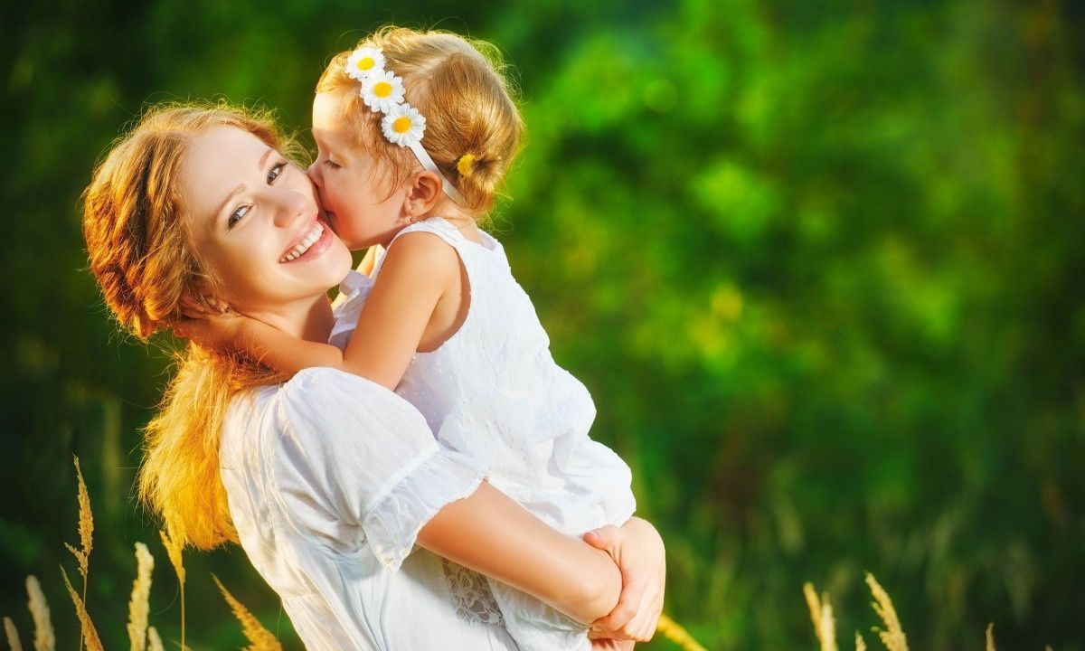 Η θεραπευτική δύναμη της μητρικής αγκαλιάς