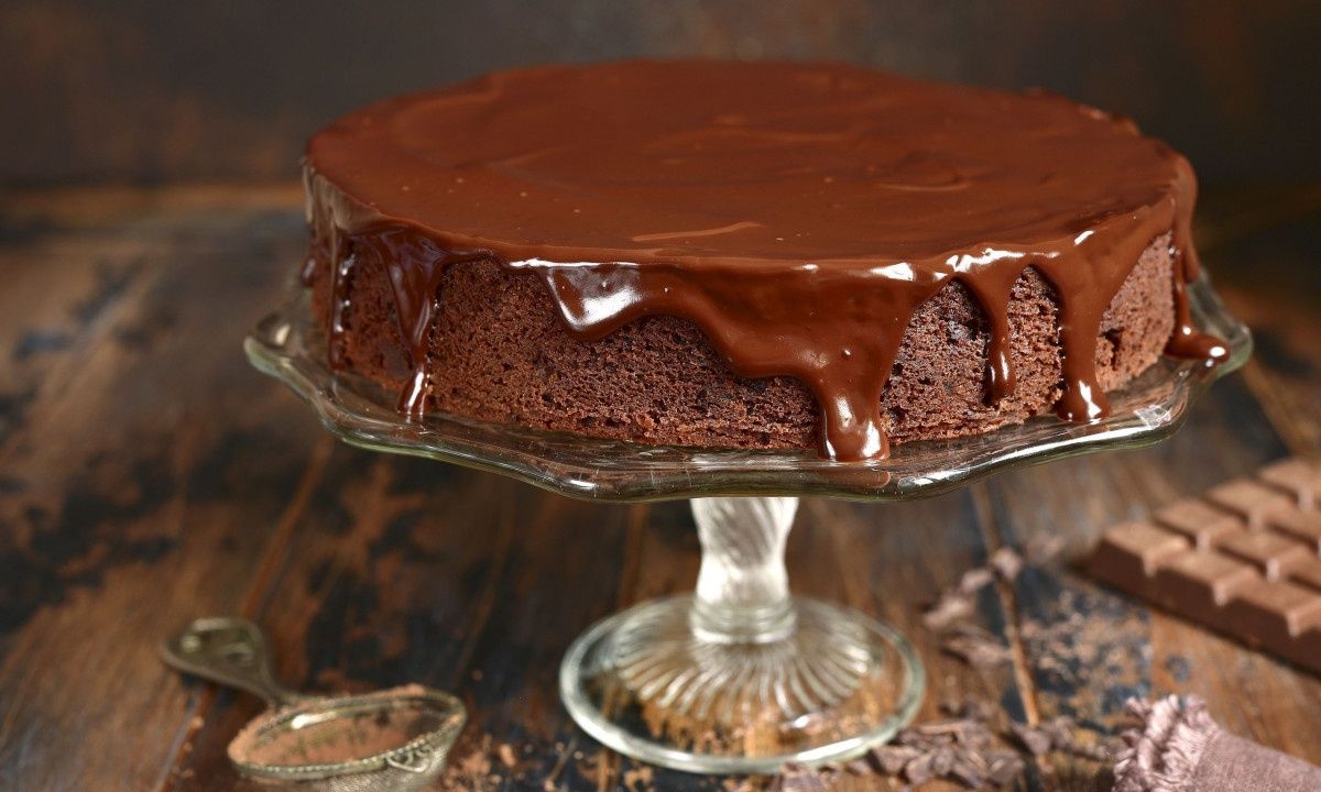 Σοκολατένιο κέικ με 3 αβγά και λιωμένη κουβερτούρα