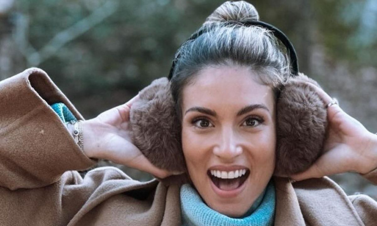 Ακόμα ένα ρούχο που έβαλε «Πρώτη από εμάς» - Το πανωφόρι της Αθηνάς Οικονομάκου που θέλεις ASAP