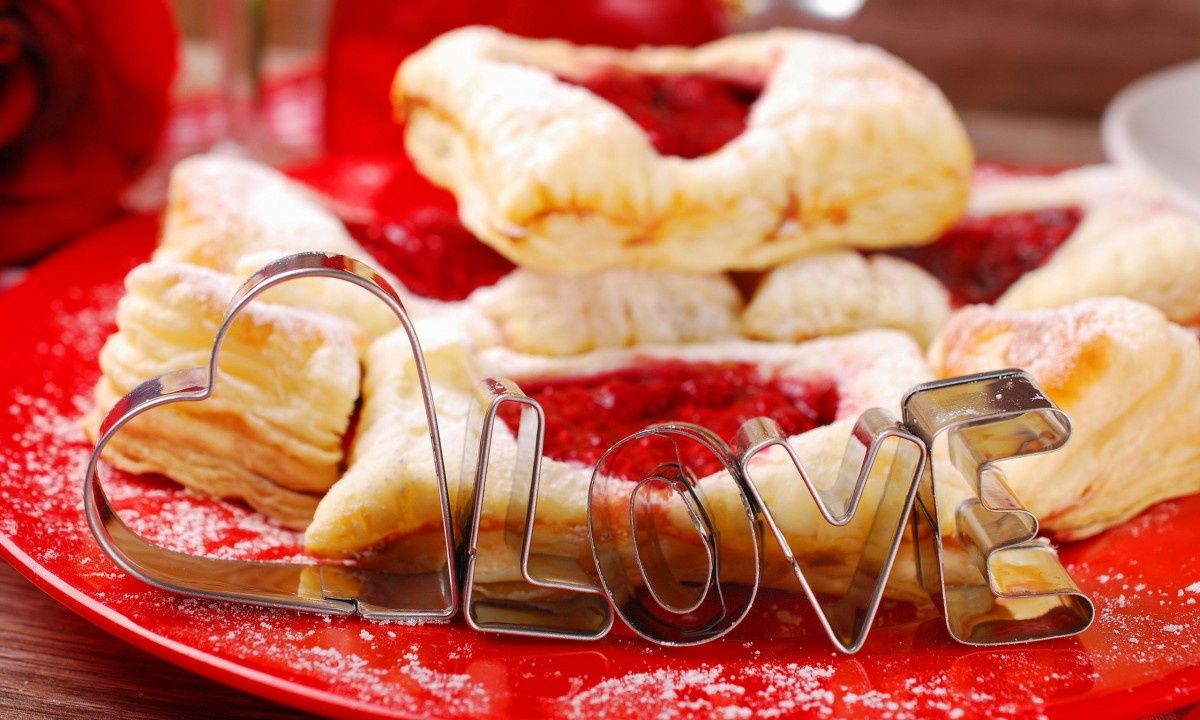 Καρδιές σφολιάτας με κρέμα και φράουλες