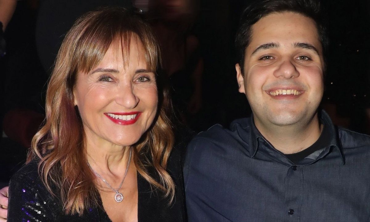 Η καστανή πια Μάρα Ζαχαρέα επέλεξε το ιδανικό mini μαύρο glitter φόρεμα στην έξοδο με τον γιο της