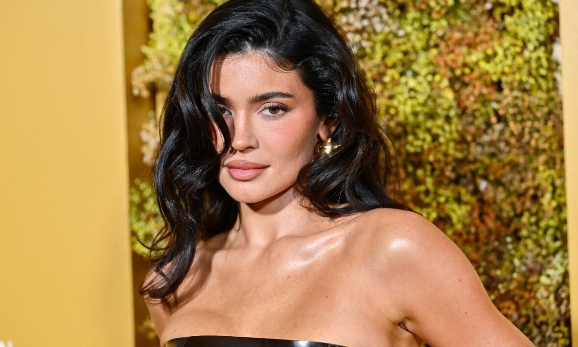 Γιατί όλο το ίντερνετ ασχολείται με το πρόσωπο της Kylie Jenner;